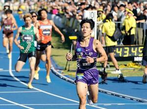 陸上ミドルディスタンス・サーキット東京大会の男子800メートルでゴールした落合晃。1分43秒45の日本記録で優勝=世田谷区総合運動場陸上競技場