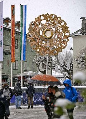 イタリア・コルティナダンペッツォの聖火台。ミラノ・コルティナ冬季パラリンピックは日本時間16日未明に閉幕する=15日(共同)