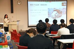 防災関連商品を扱う企業と自治体のマッチングを図った催し＝長岡市大手通２