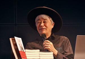 第78回新聞週間「記念の集い」で講演する深町健二郎さん=16日午後、福岡市