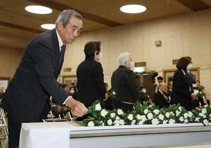 初めて開催された「佐渡島の金山」追悼式=11月24日、佐渡市相川栄町