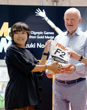 　０５年ベルリン・マラソンのゼッケンなどを寄贈する野口みずきさん（左）＝１６日、東京都庁