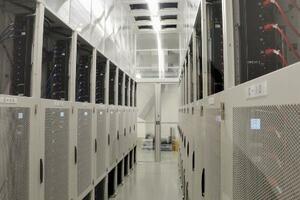 　「さくらインターネット」が運営するデータセンターのサーバールーム＝２０２４年、北海道石狩市