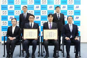 交通安全に努めた県内事業者に贈られた「プラチナ賞」の表彰式＝新潟市中央区