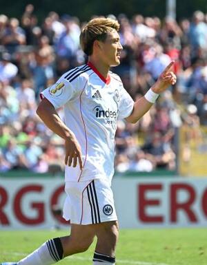 エンガース戦の前半、ゴールを決め喜ぶEフランクフルトの堂安=コブレンツ(共同)