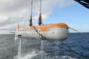 深海巡航探査機「うらしま8000」=21日、伊豆・小笠原海溝付近の海上(海洋研究開発機構提供)