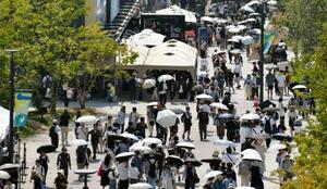 大勢の来場者でにぎわう大阪・関西万博の会場=1日午後、大阪市此花区の夢洲