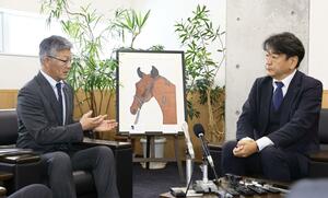柏崎市の桜井雅浩市長(左)と面会した東京電力の小早川智明社長=1月23日、柏崎市