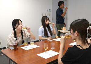 オレンジワインを試飲し味わいを確認する新潟大の学生ら=上越市北方