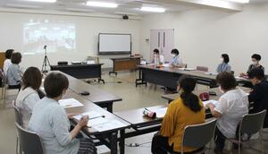 レスパイト施設をテーマに意見交換する参加者=長岡市