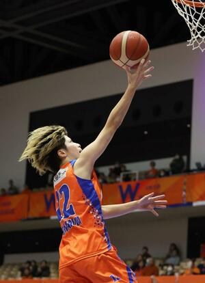 第3クオーター、シュートを決める金沢みどり=アオーレ長岡