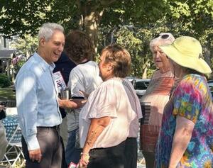 　米中西部アイオワ州デモインで開かれた集会で、女性らと話すエマニュエル前駐日大使（左端）＝２０２５年９月（共同）