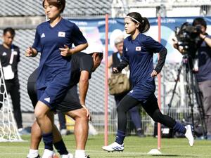 サッカー女子1次リーグのスペイン戦に向け、最終調整する長谷川(右)ら=ナント(共同)