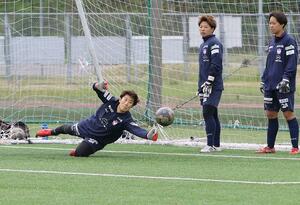 三菱重工浦和戦に向け、練習で闘志をむき出しにするGK平尾知佳(左)=聖籠町
