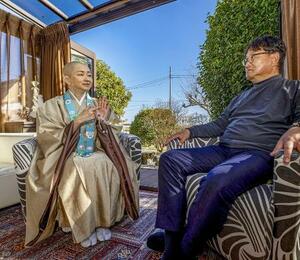 　開放的な空間を用意して、相談者の男性（右）と対話する高橋美清＝２０２６年３月、群馬県伊勢崎市の心月院