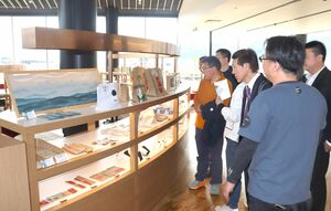 魚沼醸造の商品に関心を寄せる中国の食品関連業の視察団=魚沼市十日町