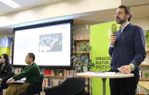 　主権者教育に関する討論会で発言するドイツの教育団体理事長クリスティアン・ヨハン氏＝７日午後、東京都内