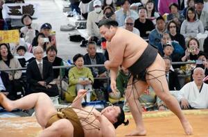 大相撲の春巡業に参加した霧島(右)=三重県伊勢市