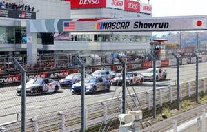 静岡県小山町の富士スピードウェイで開かれた、米国の自動車レース「NASCAR」のイベント=16日午前