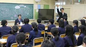 横田哲也さん(左)を招いた授業で、生徒と命の大切さを考える佐藤佐知典さん=3月4日、東京都立川市の立川第七中