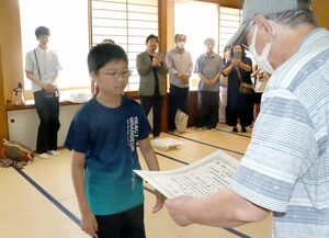 ２年連続で段位を獲得した佐久間千寿さん（左手前）＝２９日、新潟市中央区新和３