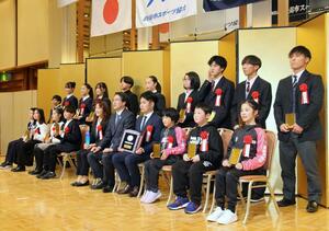 2024年のスポーツ大会で好成績を残し、表彰を受けた選手たち=新潟市中央区川端町6