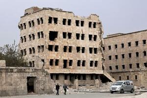 シリア内戦で破壊された建物=6日、北部アレッポ(共同)