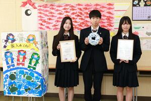 優秀校に選ばれた村上桜ケ丘高の生徒たち。左は手製の回収ボックス＝村上市飯野桜ケ丘