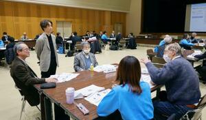 　スポーツ指導者などを対象にした研修で議論する参加者＝２月、長野県松本市