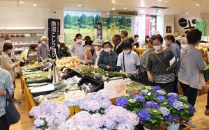 新鮮な野菜などが並び、大勢の買い物客が詰めかけた物産館「まちの駅魚沼」=5月12日、魚沼市堀之内