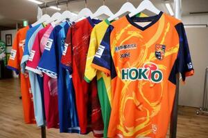 ビーズインターナショナルが手がけた、サッカー「WEリーグ」のユニホーム=4月、東京都目黒区