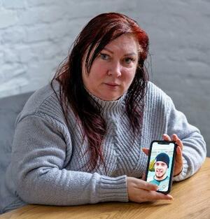 　捕虜となった息子のアルチョムさんの写真を見せるナタリア・クラフツォワさん＝４日、ウクライナ・キーウ（共同）