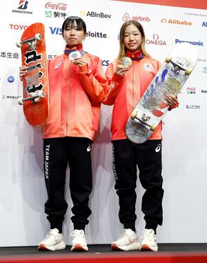 記者会見で撮影に応じるスケートボード女子ストリートで金メダルを獲得した吉沢恋(右)と銀メダルの赤間凜音=29日、パリ(共同)