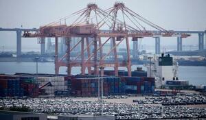 　韓国・平沢の港に並ぶ輸出用の自動車＝７月（ロイター＝共同）