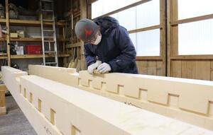手作業にこだわる社寺建築「岡田トラスト総業」=出雲崎町川西
