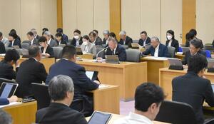 2024年度一般会計決算の審査を始めた新潟市議会決算特別委員会=1日、新潟市役所