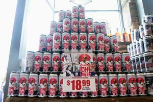 バットを構えるイチローさんが描かれた缶ビール=25日、ニューヨーク州クーパーズタウン(共同)