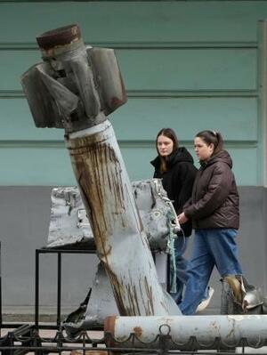 ロシアのミサイルの破片=4月30日、ウクライナ・キーウ(AP=共同)