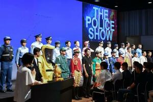 警視庁の採用イベントでステージに立つ同庁の職員ら=12日午前、東京都港区