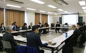 東大通の道路空間再構築に向け意見交換した検討会議＝新潟市中央区東万代町