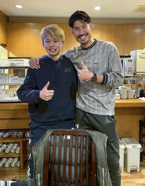 「縁がわ」で鈴木大輔選手（右）と一緒に働き始めた菅野颯汰さん＝２０２４年１２月、千葉市（菅野さん提供）