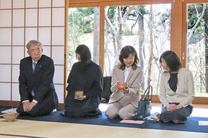 ゆったりとした雰囲気の中で茶を楽しんだ木村茶道美術館の記念祝賀茶席=柏崎市緑町