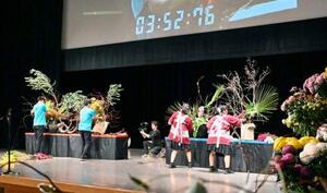 　高松市で開かれた「全国高校生花いけバトル」の全国大会＝２５日午後