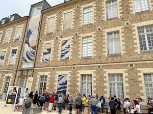 葛飾北斎の作品を紹介する展覧会のため、歴史博物館前でオープンを待つ人々=28日、フランス西部ナント(共同)