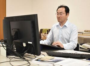 サイトを担当する斉藤寿満さん。どのような内容が求められるか検討してきた=長岡市喜多町