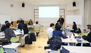 蔵春閣を核にした新発田市の観光誘客策を発表する大成建設の社員=新発田市諏訪町1