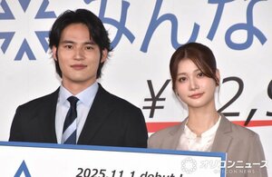 『洋服の青山』『スーツスクエア』新商品・新キャラクター・新CM発表会に登壇した（左から）水上恒司、生見愛瑠（C）ORICON NewS inc.