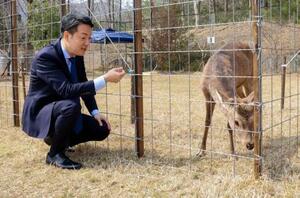 　大阪市内で捕獲されたシカに声をかける横山英幸大阪市長＝２８日午後、大阪府能勢町