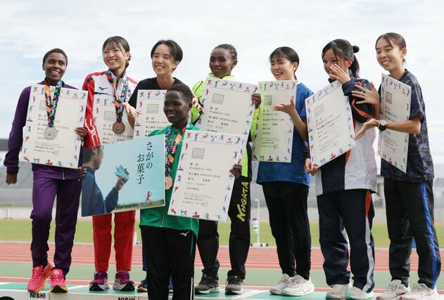 少年女子Ａ３０００メートルで５位に入った、帝京長岡高のパウリン・ワンジク（上段中央）＝佐賀市