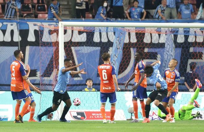 新潟-川崎 後半、新潟が2-2の同点に追いつかれる=ビッグスワン